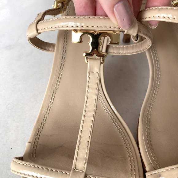 Tory Burch T strap nude beige & gold logo leather strappy sandal slingback heels - Picture 2 of 11